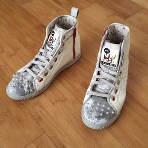 White hairy sneakers by Kruzin! Special edition